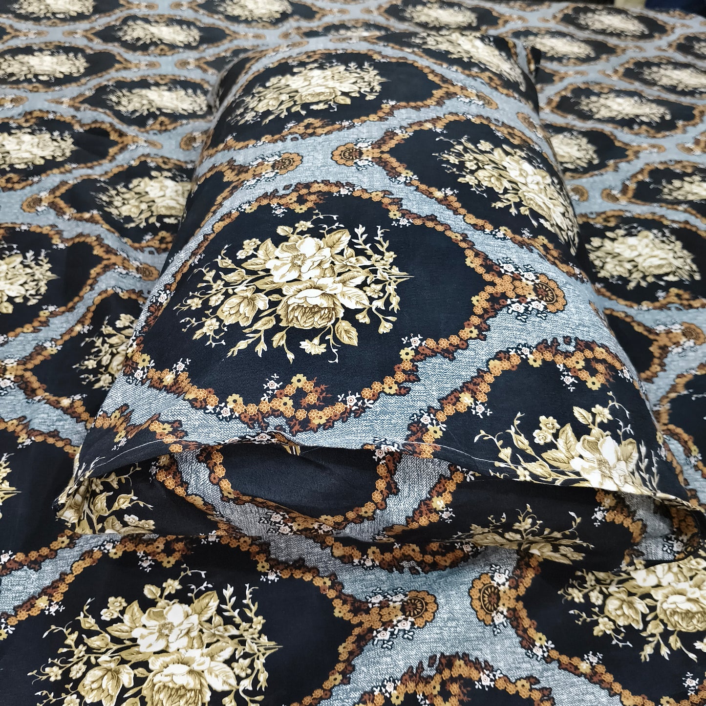 Royal Medallion – Black & Gold Bedsheet Set