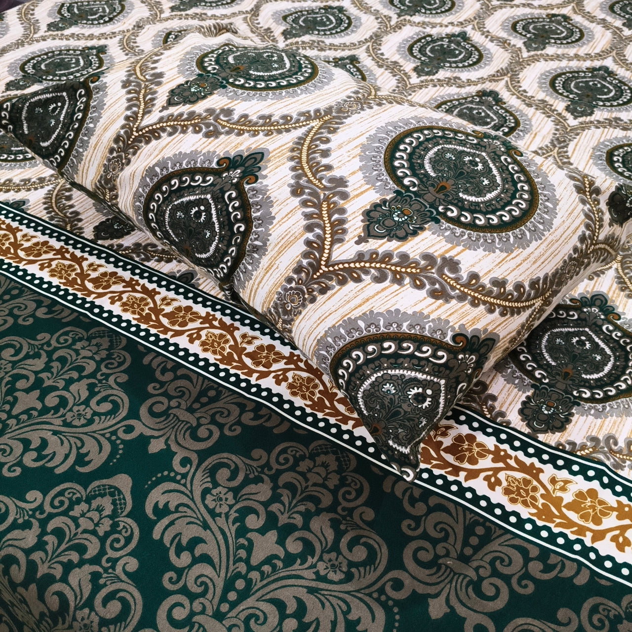 Royal Jade – Off-White & Green Bedsheet Set